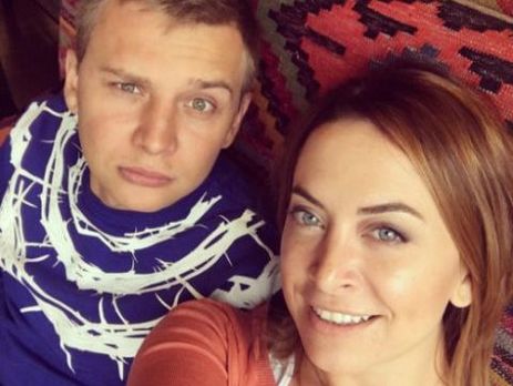 Сестра Фриске показала фото поцелуя с мужем