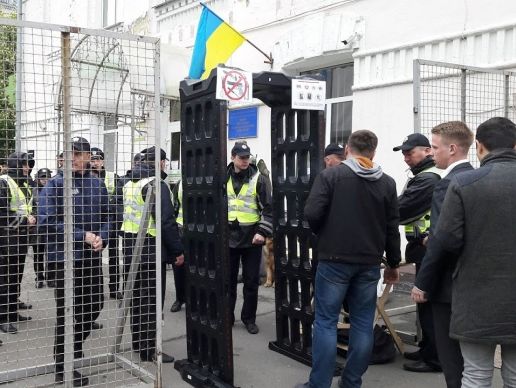 У Києві біля площі Слави чергують правоохоронці та кінний патруль, установлено металодетектори