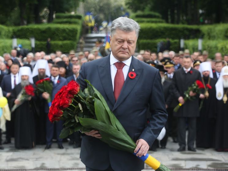 Порошенко возложил цветы к памятнику Вечной славы в Киеве