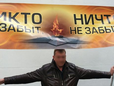В Киеве полиция задержала двух человек, пытавшихся развернуть баннер с георгиевскими лентами