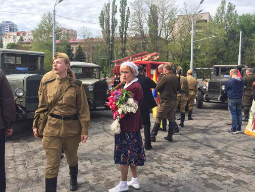 В Одесі затримали чотирьох осіб за радянську символіку та двох за радянський прапор на авто – поліція