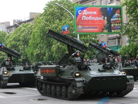 Боевики "ЛНР" задействовали в военном параде в Луганске "Грады", запрещенные Минскими соглашениями