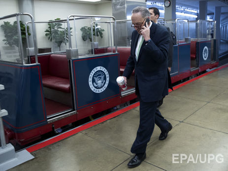 Лідер демократів у Сенаті назвав помилкою звільнення директора ФБР Комі