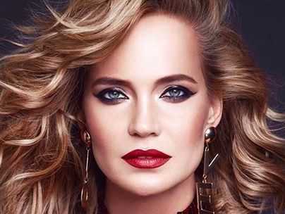 Глюк'оZа показала стойку вниз головой