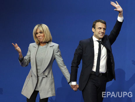 Charlie Hebdo опубликовал карикатуру на Макрона и его супругу