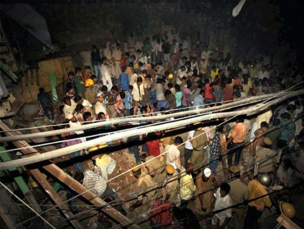 В Индии 25 человек погибли и 28 были ранены в результате обрушения части здания на свадьбе