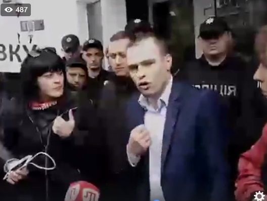 Под зданием МВД митингующие требуют отставки Авакова. Онлайн-трансляция