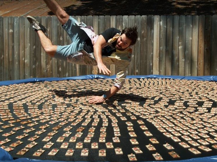 Британець стрибнув на батут із тисячею мишоловок. Відео