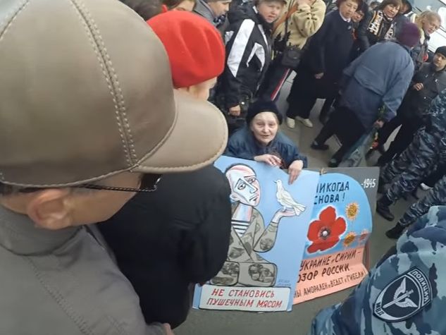 В Питере участники акции "Бессмертный полк" хотели убить пожилую художницу, вышедшую с антипутинским плакатом. Видео