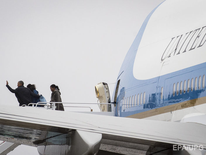 На борту літака президента США через дії механіків могла виникнути пожежа