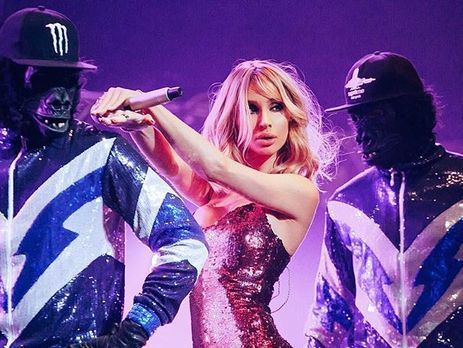 Loboda показала полуобнаженную грудь, играя на барабанах