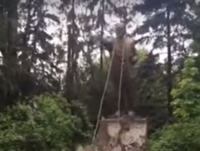 У Києві знесли останній пам'ятник Леніну. Відео