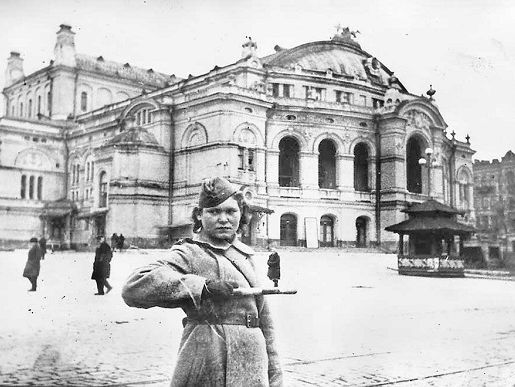 Киянка Хорошунова у щоденнику 1943 року: Одна бомба впала на оперний театр, пробила купол і гепнулась у підвал, не розірвавшись