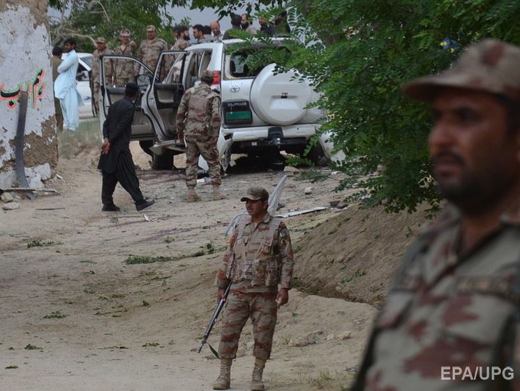 В Пакистане неизвестные обстреляли рабочих на дороге, 10 человек погибли