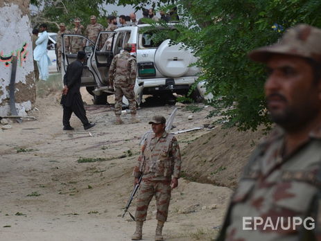 В Пакистане неизвестные обстреляли рабочих на дороге, 10 человек погибли