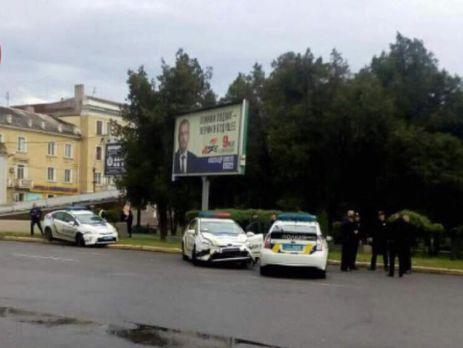 В центре Кривого Рога из-за одной лужи столкнулись три полицейских авто – СМИ