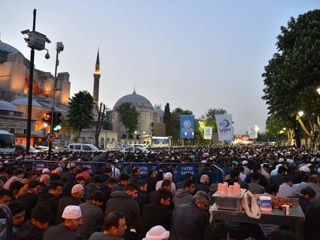 Тысячи людей в Стамбуле призвали снова сделать мечетью собор Святой Софии