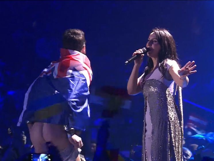 Під час виступу Джамали на "Євробаченні 2017" на сцену вийшов чоловік і скинув штани