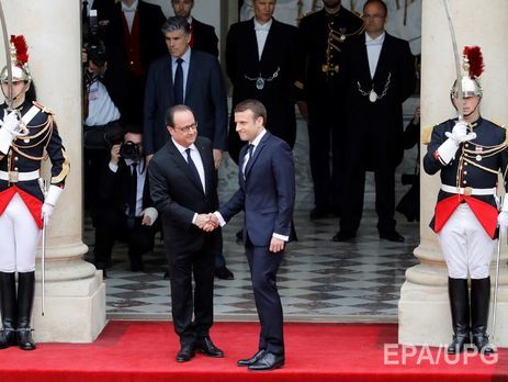 Перед початком церемонії Олланд і Макрон зустрілися біля входу до Єлисейського палацу