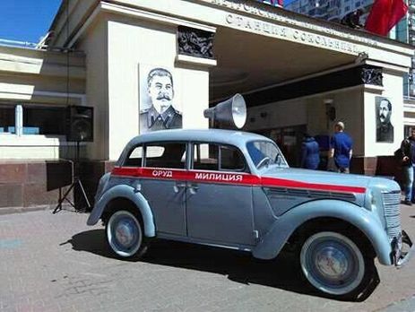 В Москве на станции метро установили портреты Сталина и Кагановича