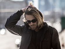 Муж Билык Ахмадов позировал для новой фотосессии с распущенными волосами. Фоторепортаж