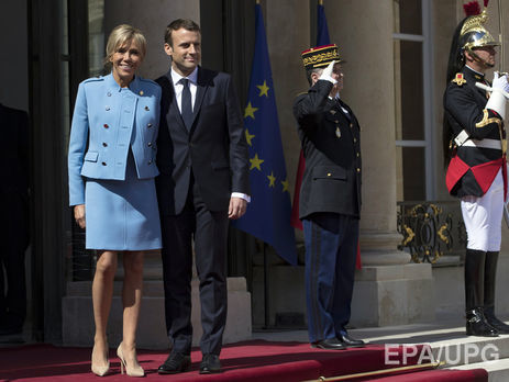 Костюм Макрона на инаугурации стоил €450, наряд жены был взят напрокат – Reuters