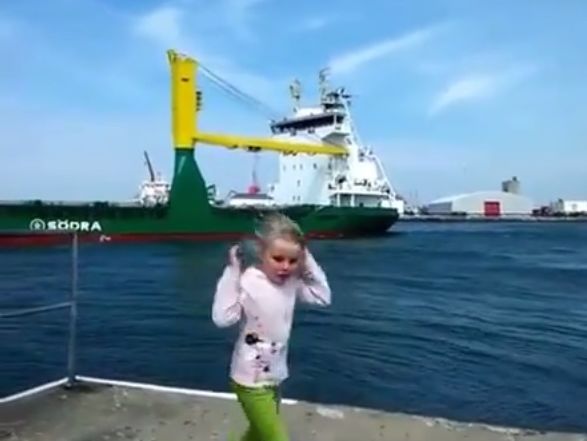 Дівчинка просила щоб корабель погудів, а потім злякалася. Відео