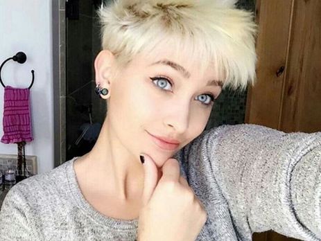 Донька Джексона зізналася, що є нудисткою, і покурила сигрету носом