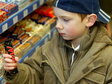 В качестве профилактики ожирения в ВОЗ предлагают направить усилия на меры, дающие подросткам возможность придерживаться здорового питания