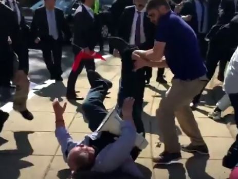 У Вашингтоні охоронці Ердогана побили протестувальників. Відео