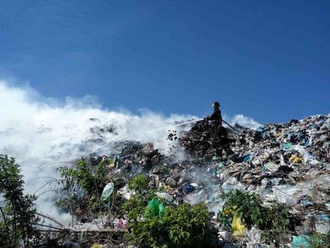 Возле села Новые Петровцы под Киевом загорелась мусорная свалка