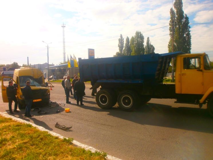 У Дніпропетровській області маршрутка врізалась у вантажівку – Держслужба з НС