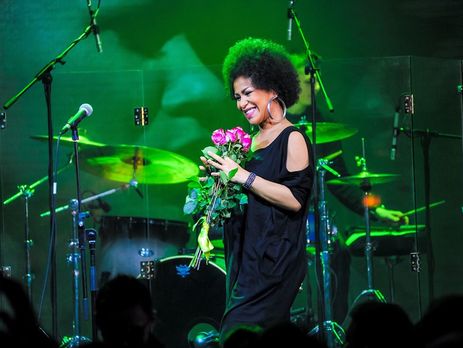 Беременная Гайтана показала живот в облегающей комбинации