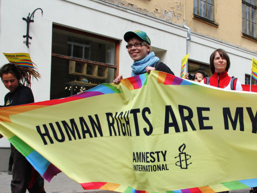 В Amnesty International призвали расследовать нападение на ЛГБТ-активистов в Харькове