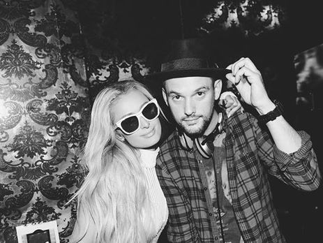 Періс Гілтон показала поцілунок із коханим Зілкою