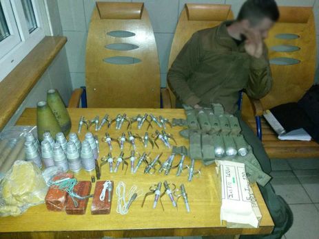 Поліція: У Донецькій області чоловік намагався вивезти до Києва мінометні міни, гранати, тротил, пластид та патрони