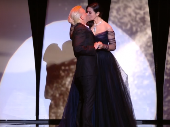 Белуччі та Лутц поцілувалися на сцені в Каннах. Відео