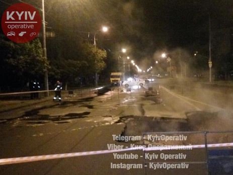 В Киеве из-за прорыва теплосети провалился асфальт