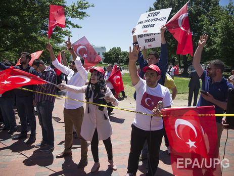 Эрдоган наблюдал, как его охрана избивает протестующих в Вашингтоне. Видео