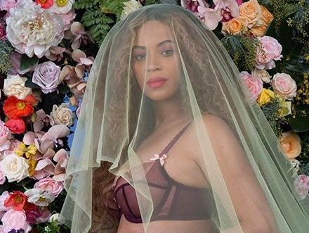 Вагітна двійнею Бейонсе приміряла чорну сукню, що облягає, на пізньому терміні вагітності