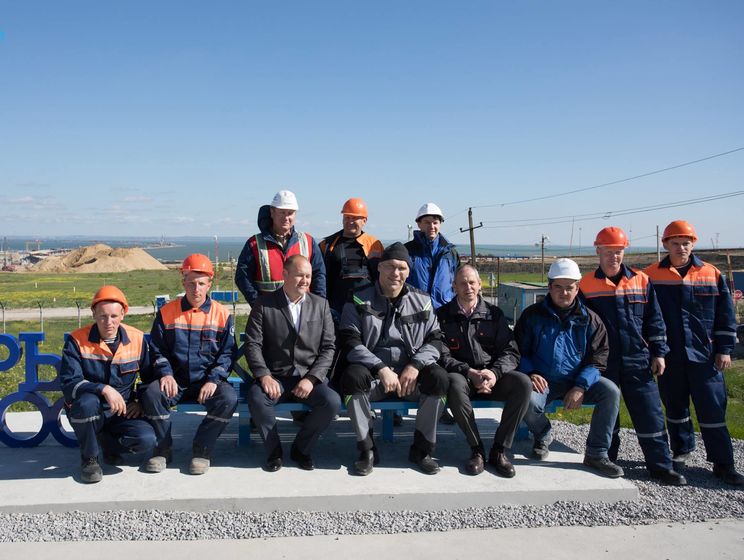 Валуев открыл скамейку с видом на строительство моста в оккупированный Крым. Видео