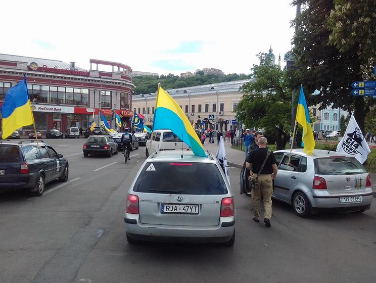 В Киеве стартовал автопробег под лозунгом "Порошенко, подпиши амнистию"