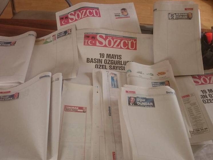 Турецкая газета вышла с пустыми страницами в знак протеста против задержания сотрудников