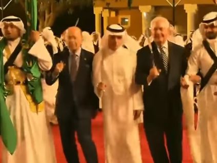 Трамп и Тиллерсон в Саудовской Аравии станцевали танец с саблями. Видео