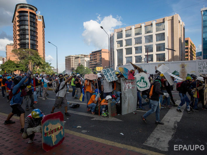 В Венесуэле автомобиль въехал в протестующих, пострадали пять человек