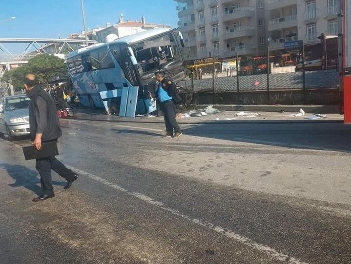 В Турции автобус с депутатами правящей партии попал в аварию, 32 человека получили ранения