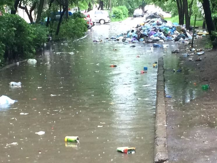 У Львові через сильну зливу сміття попливло вулицями, підтоплено будинки – Львівська міськрада