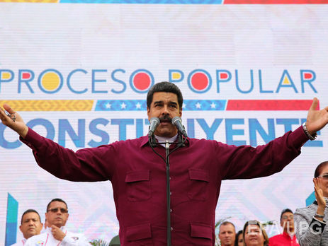 В Венесуэле подожгли человека, Мадуро обвинил в этом протестующих