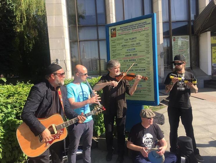 Гребенщиков заспівав на вулиці в Житомирі