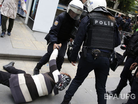 В Анкаре полиция разогнала протестующих против массовых увольнений после путча. Фоторепортаж